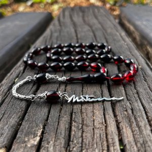 İsminize Özel İmza Tasarımlı Gece Kızılı Ateş-i Kehribar Tesbih – El Yapımı ve Özel Tasarım