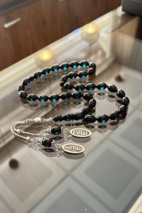 Kişiye Özel İsimli Mavi Sürmeli Ateş-i Kehribar Tesbih – El Yapımı ve Doğal