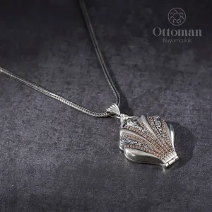 Midye Taşlı Kapaklı Kolye Gri – 925 Ayar Gümüş, El Yapımı ve Özel Tasarım